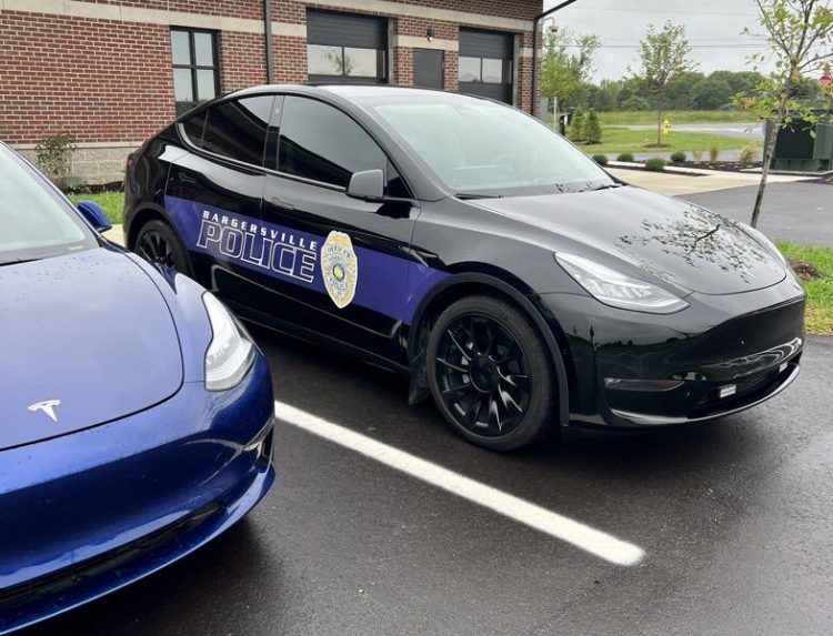 Comment la flotte de police Tesla réduit de moitié ses coûts d’entretien et de réparation : les résultats surprenants !