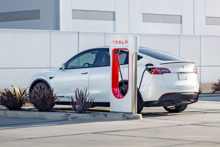 Tesla fait tomber le seuil de recharge avant pénalité de congestion : une décision qui pourrait bouleverser vos trajets !