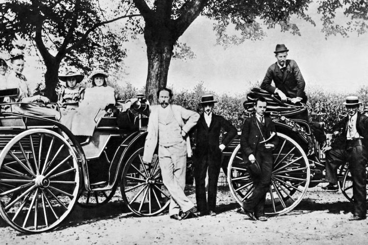 Les premières plaques d&rsquo;immatriculation à Paris : un tournant marquant dans l&rsquo;histoire automobile, 132 ans plus tard !