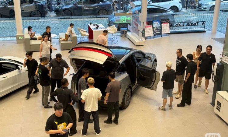 La Tesla Model Y L attire les foules dans les magasins de Chine : qu’est-ce qui fascine autant ?