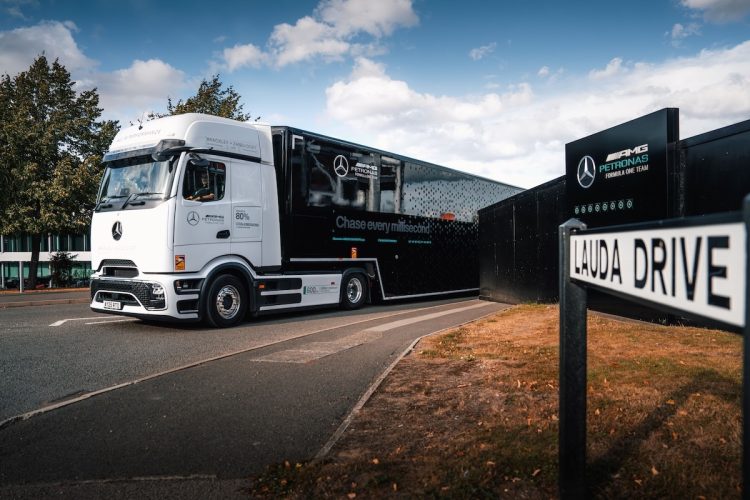 Le Mercedes eActros 600 entre dans l’arène de la Formule 1 : un choc inattendu !