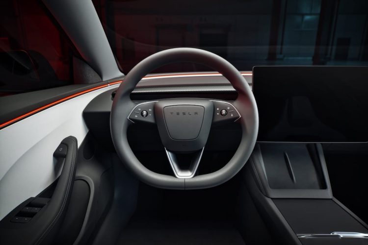 Un incident effrayant : Tesla se coince les doigts dans la poignée de porte !