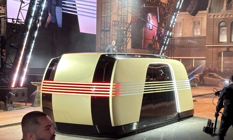 Tesla s&rsquo;attaque à un défi surprenant : des trajets Robotaxi pour les personnes handicapées et les malades !