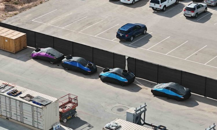 Des unités multiples de Tesla Cybercab aperçu à la mystérieuse installation des crash tests de Giga Texas !