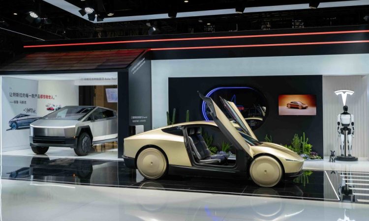 Tesla fait forte impression à l&rsquo;Exposition d&rsquo;importation de Chine avec son Cybercab et Optimus !