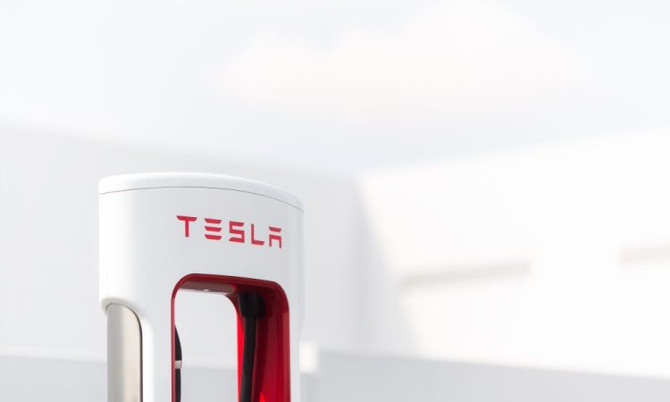 Tesla fait entrer un 15e constructeur automobile dans l’accès aux Superchargeurs en 2025 : une surprise qui pourrait changer la donne !