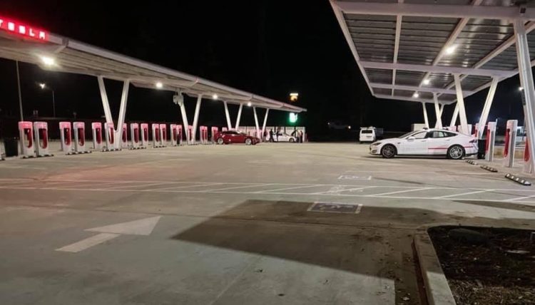 Tesla prépare un Superchargeur de plus de 300 places avec une surprise inattendue pour le Semi !