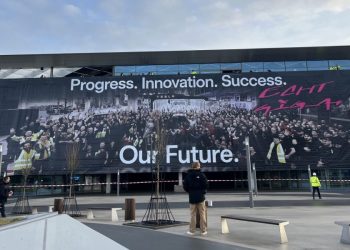 Tesla Giga Berlin se démarque en affichant sa solidarité face au conflit avec IG Metall.