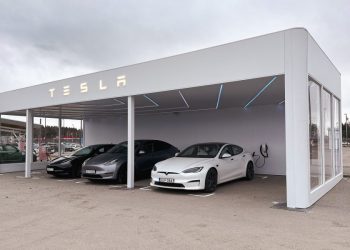 La confrontation de Tesla en Suède attire le soutien de l’UAW : les syndicats intensifient leur campagne de pression !
