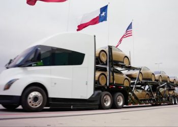 Le Tesla Semi transporte un nouveau lot de Cybercabs, marquant le début d&rsquo;une ère de Robotaxis fascinante.