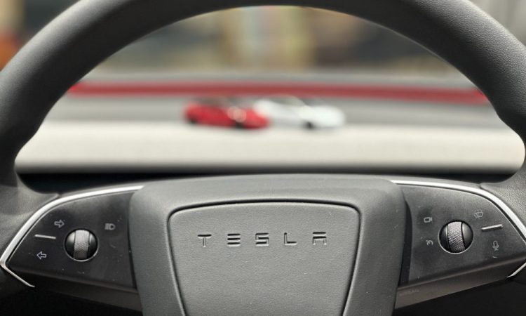 Tesla bouleverse le monde des Robotaxi en réduisant le bruit des clignotants : quelles conséquences ?
