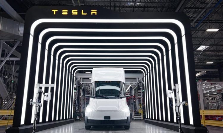 La fête surprise de l’usine Tesla Semi va bouleverser toutes vos attentes !