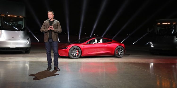 Elon Musk partage des astuces météo qui pourraient bouleverser les spéculations sur la Tesla Roadster en mode Plaid.