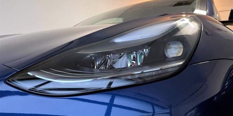 Les phares de Tesla deviennent incroyablement meilleurs grâce à une mise à jour logicielle inattendue !