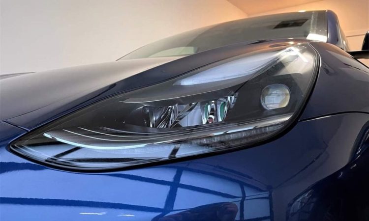Les phares de Tesla deviennent incroyablement meilleurs grâce à une mise à jour logicielle inattendue !